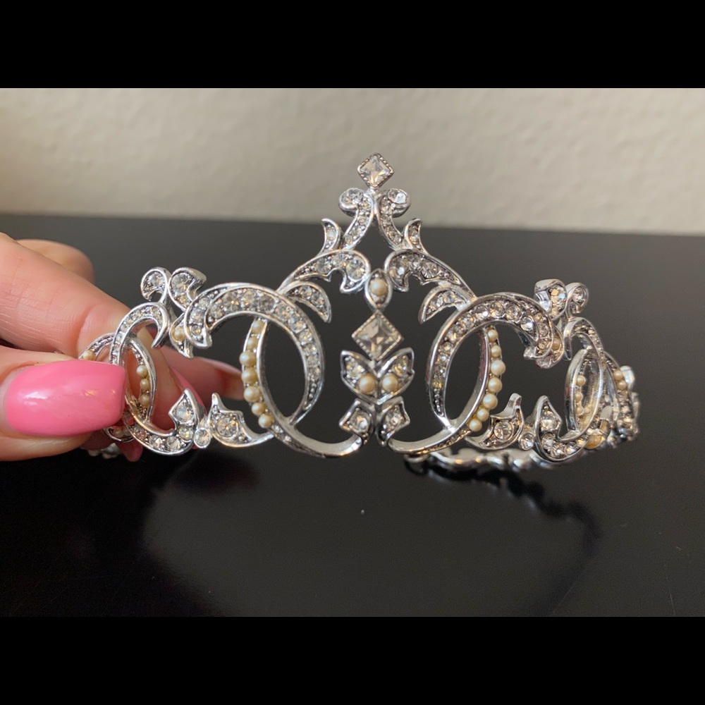 Gorgeous Rhinestone Pearl Tiara / Wedding / Prom. - Picture 4 of 5